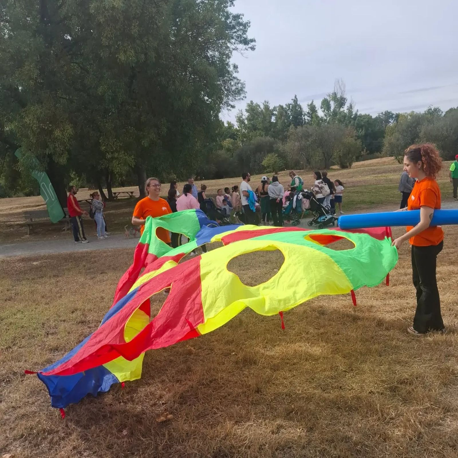 La Isla del Soto se convierte en un escenario de juegos, bailes y pinturas en el Día de las Familias