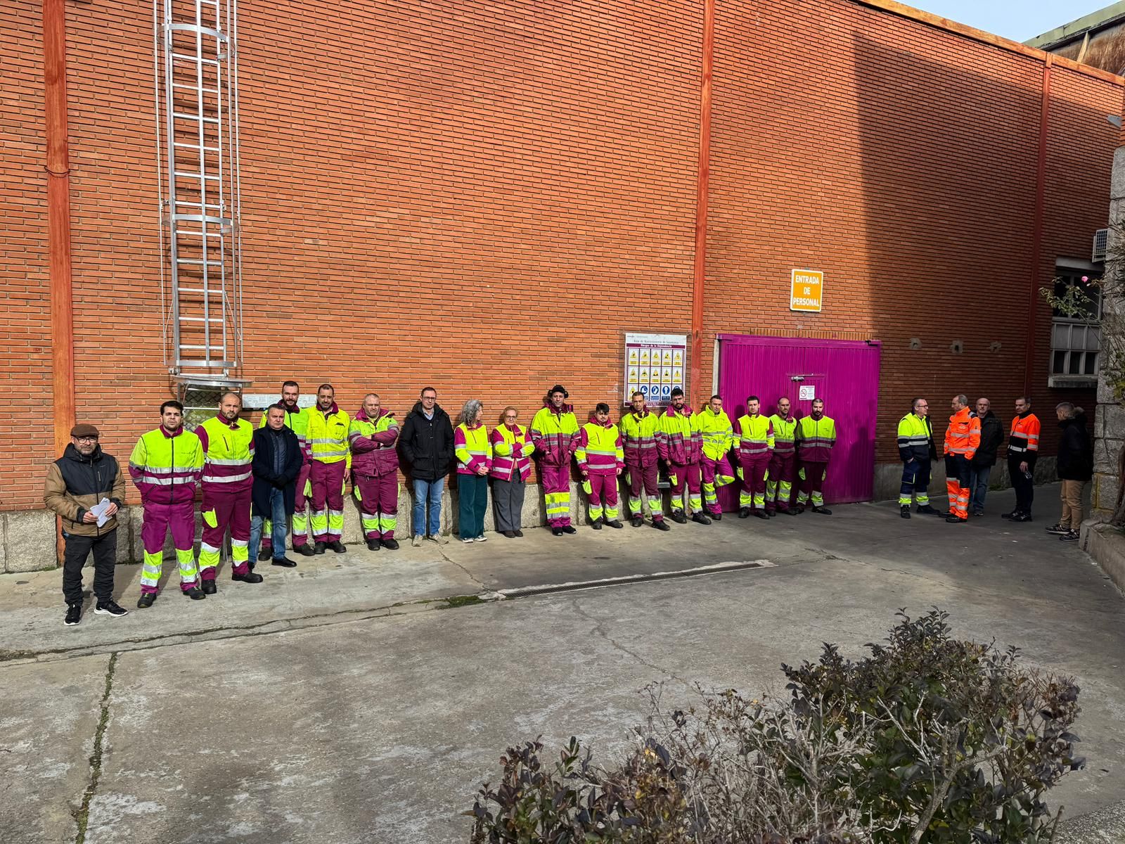 Trabajadores y trabajadoras de la Base de Mantenimiento de Renfe, los cuales no pudieron desplazarse hasta la Estación de Vialia