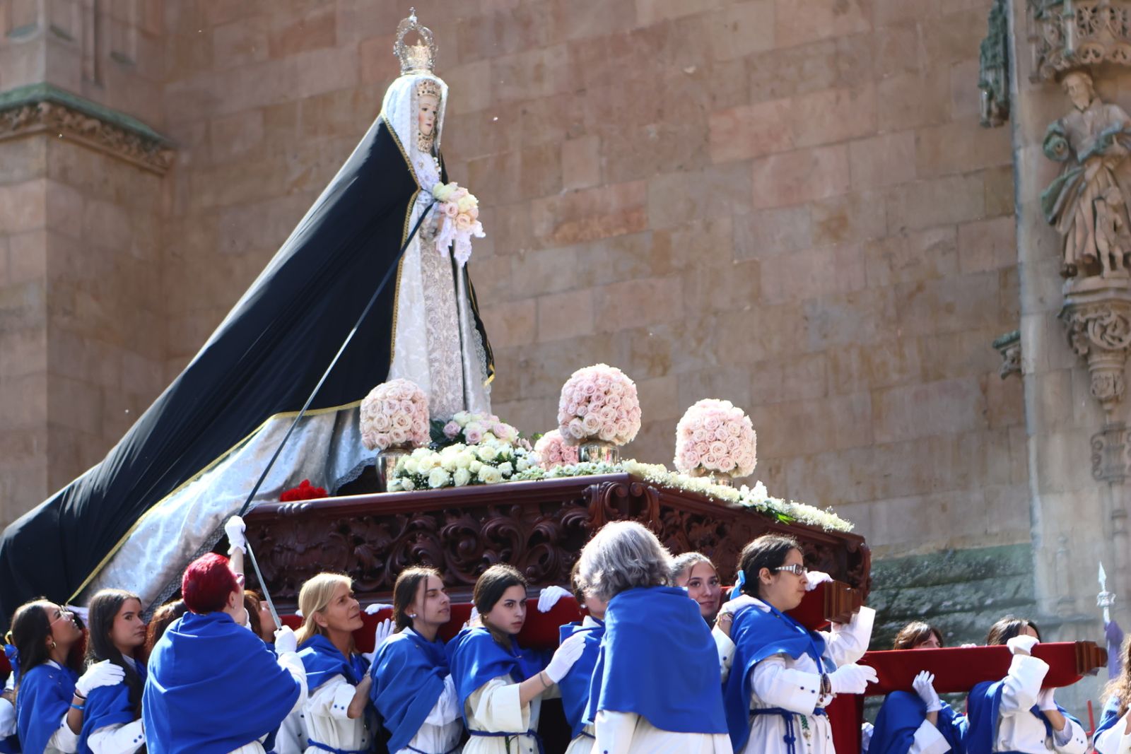 Procesión del encuentro de Nuestra Señora de la Alegría y Jesús Resucitado en el Domingo de Resurrección en Salamanca
