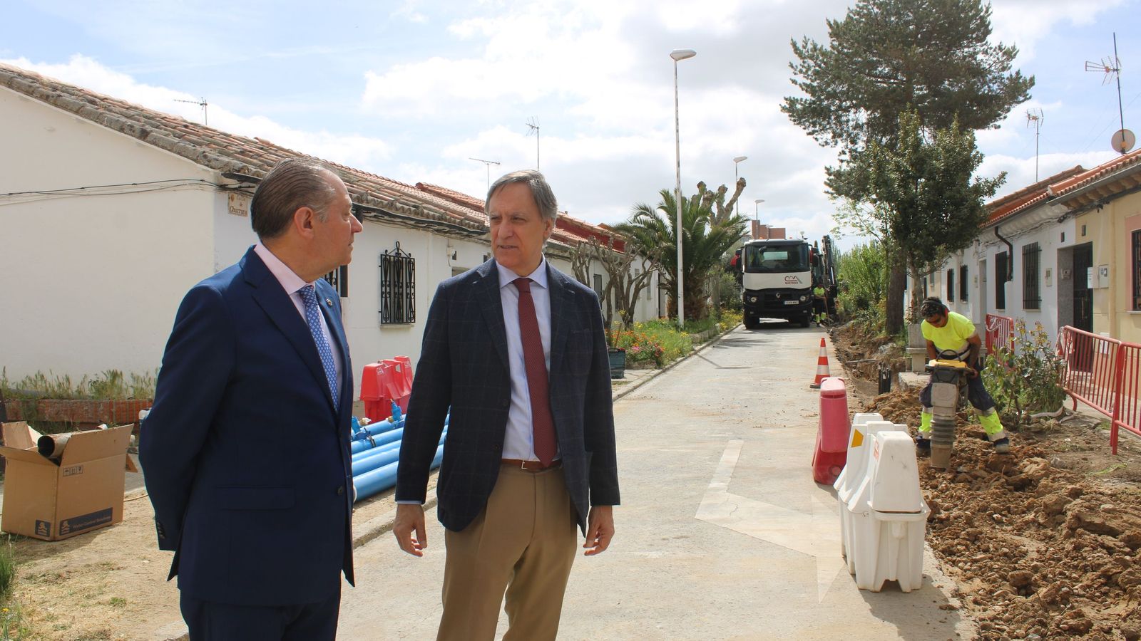 El alcalde de Salamanca, Carlos García Carbayo, y el concejal de Urbanismo, Fernando Carabias, visitan las obras de la segunda fase de urbanización del barrio de La Vega