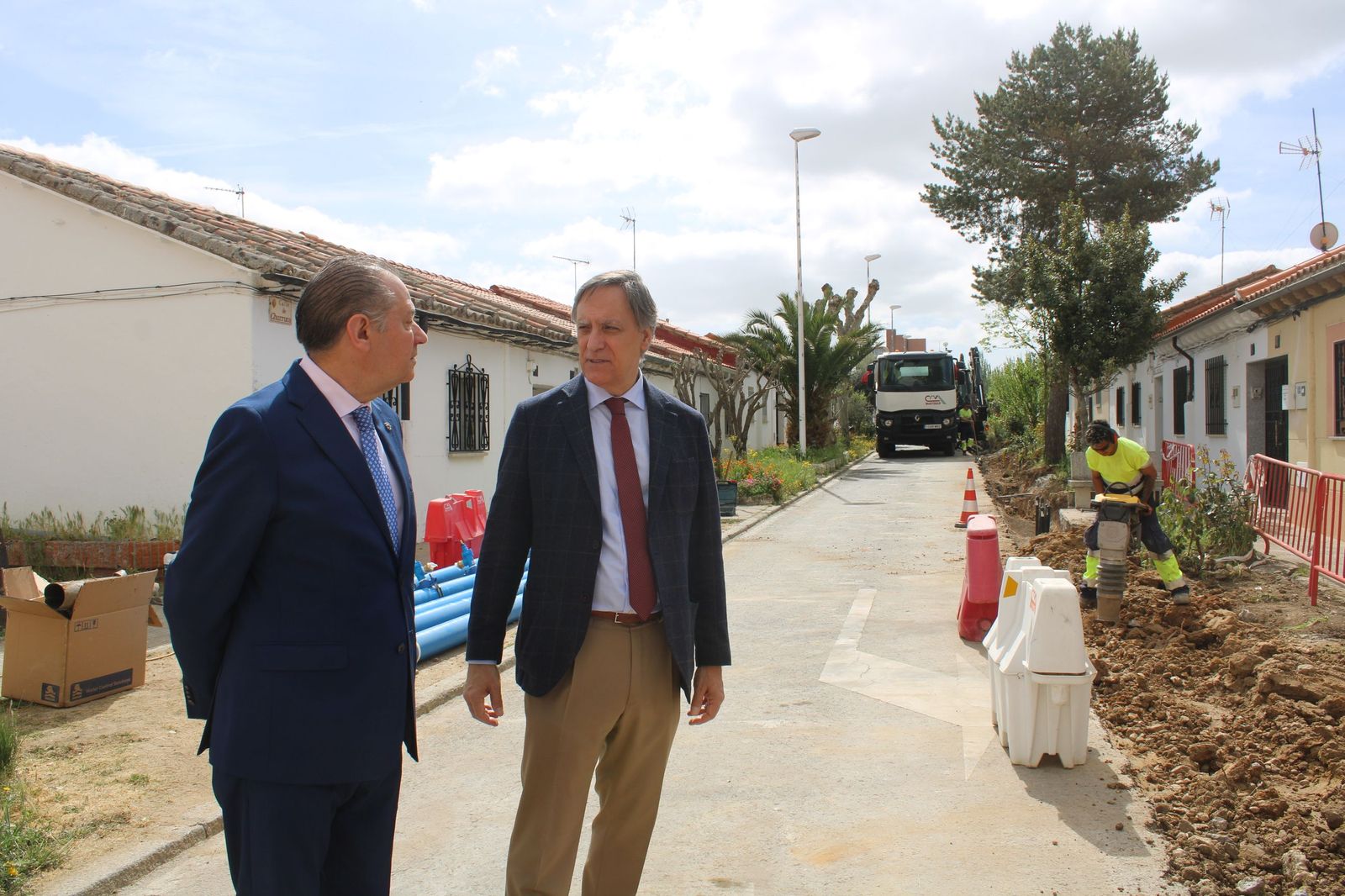 Carbayo visita las obras de la segunda fase de urbanización del barrio de La Vega