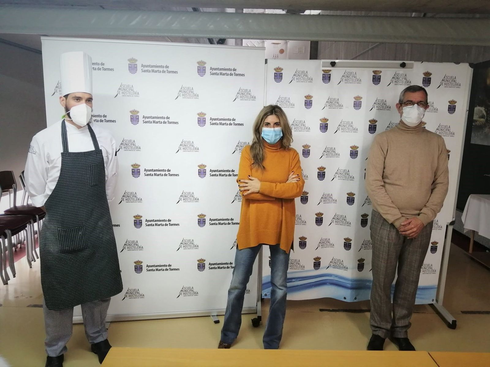 El profesor Adrián Casado, la concejala de Formación Chabela de la Torre y el director de la Escuela de Hostelería, José Luis García