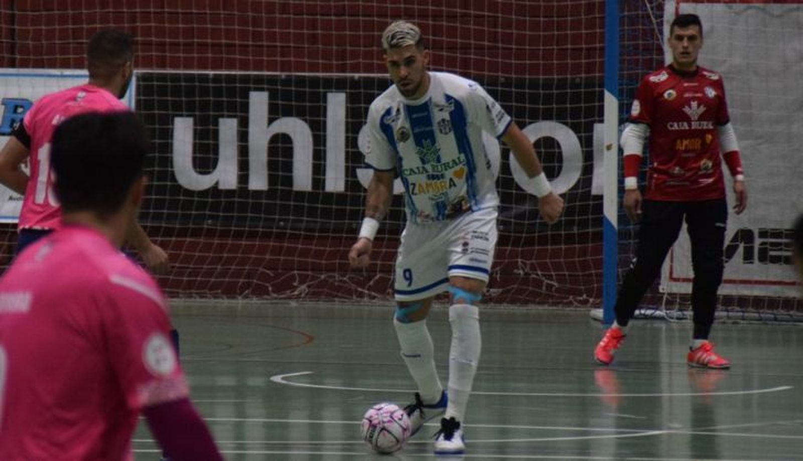 Malaguti controla el balón en el partido ante el FS Talavera