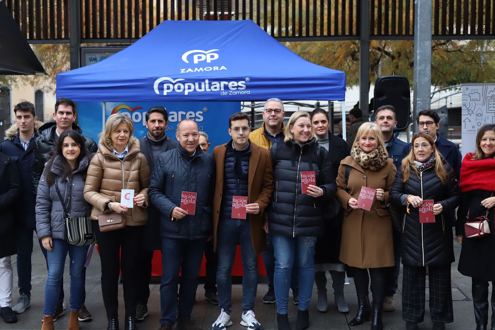 nn-gg-reparte-ejemplares-de-la-constitucion-y-pulseras-de-la-bandera-de-espana-en-zamora-5