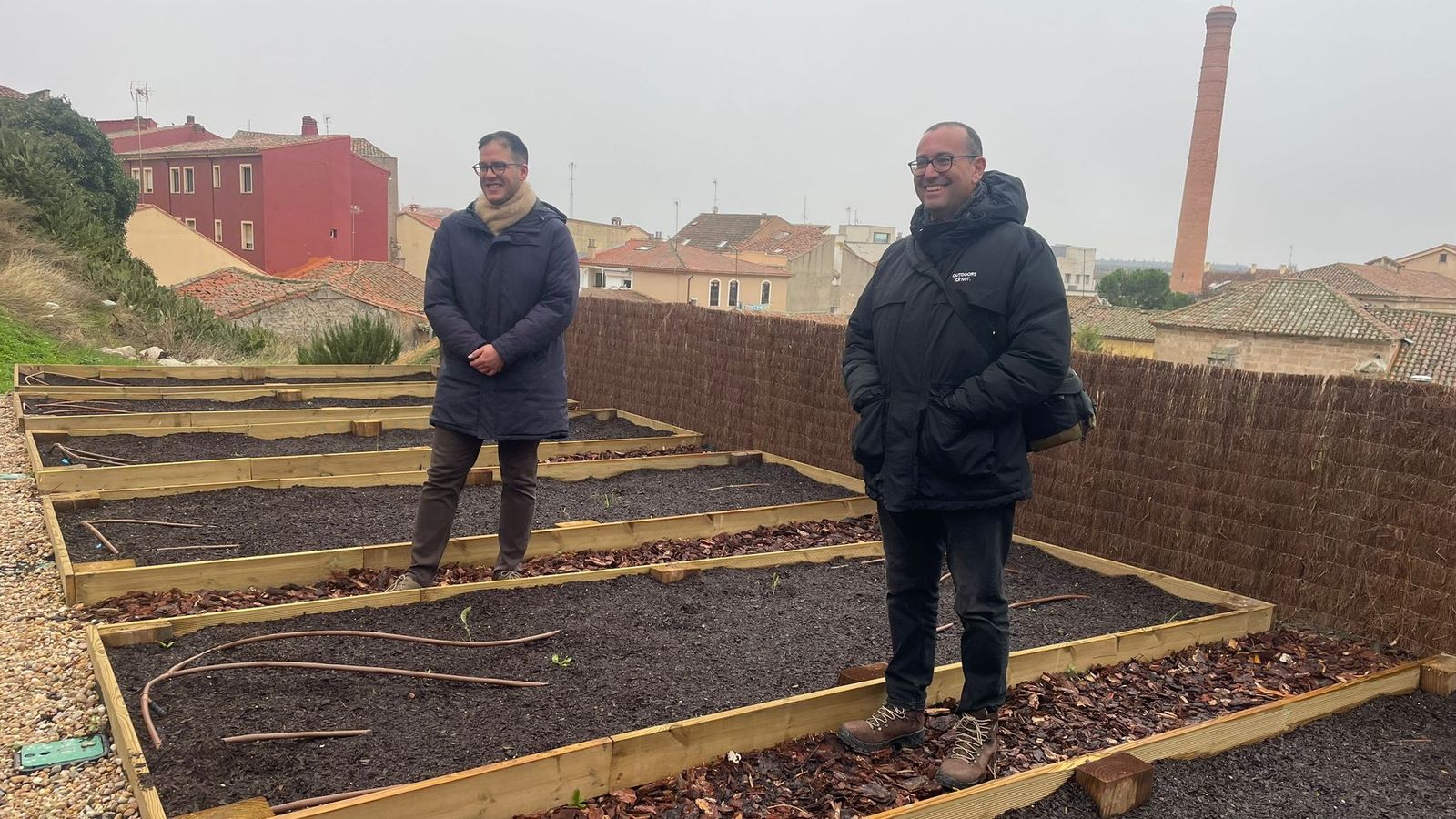 Pablo Novo y José Antonio Alonso en los huertos urbanos de Balborraz