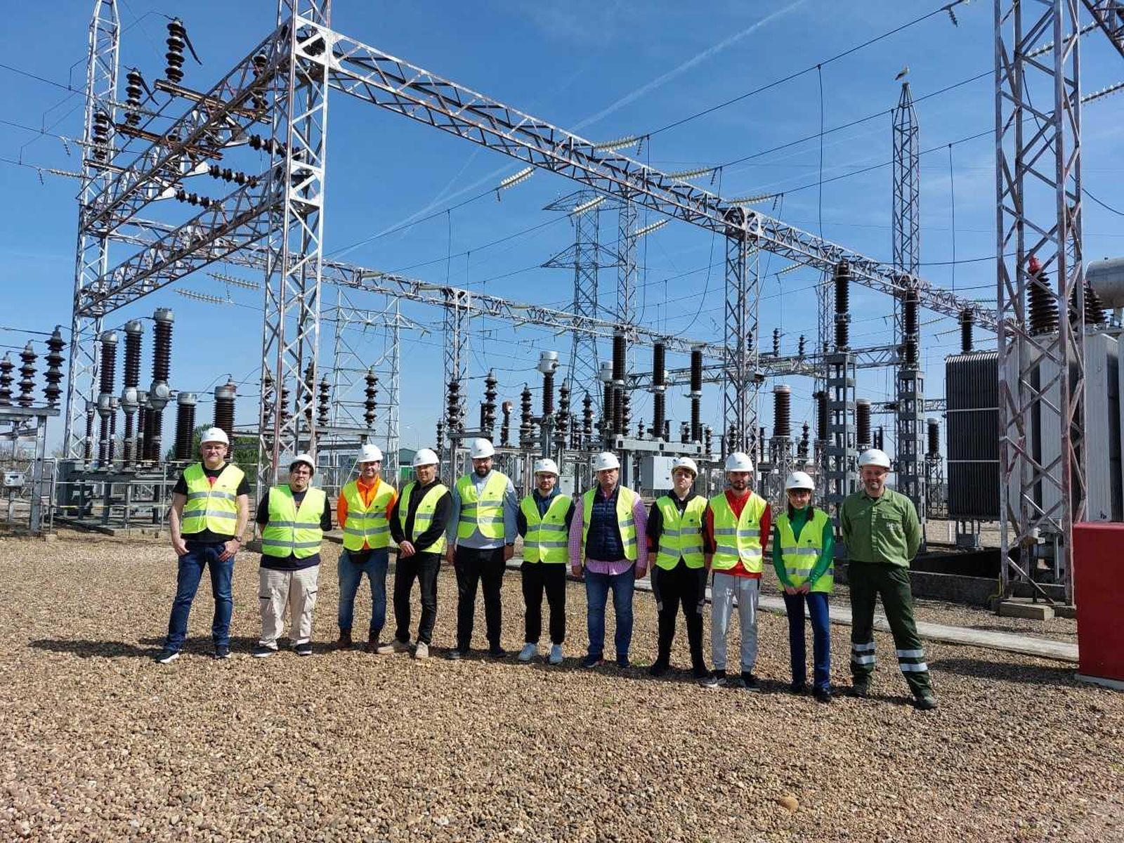 i DE acerca sus instalaciones a los alumnos del grado superior de electricidad de Benavente