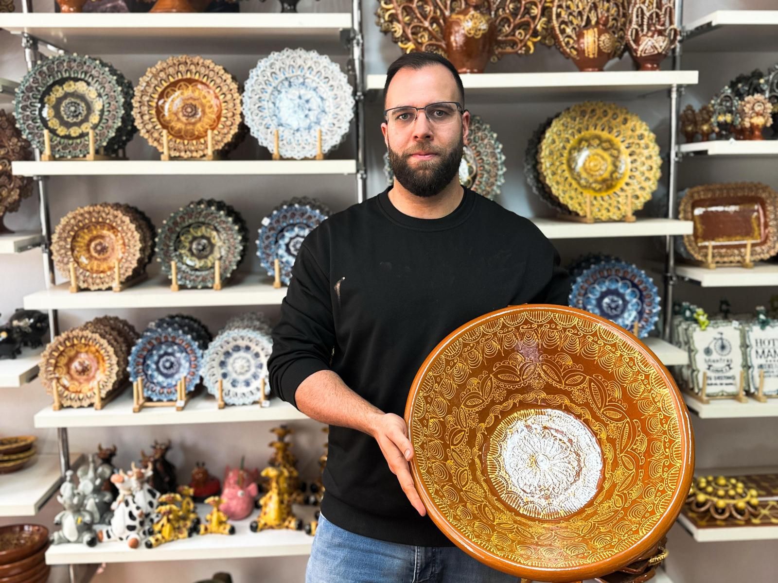 Tomás Pérez hijo, en su tienda en Alba de Tormes 