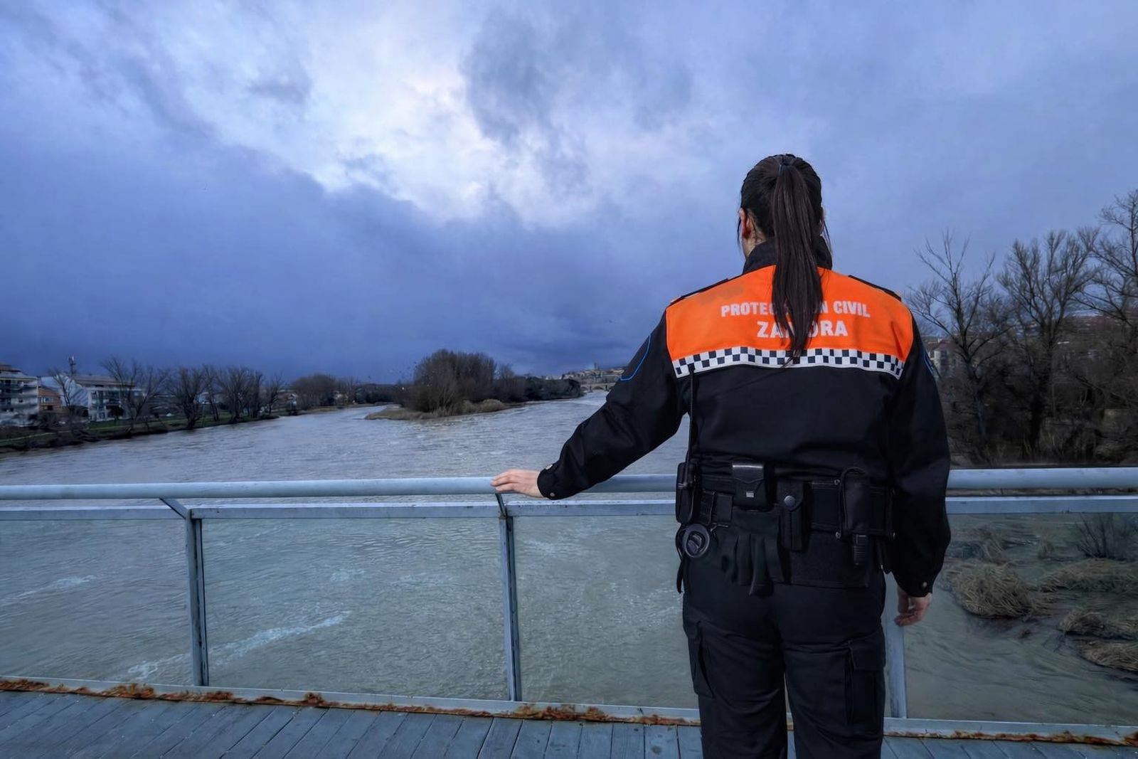 Imagen de una operaria de Protección Civil en el Puente de los Poetas