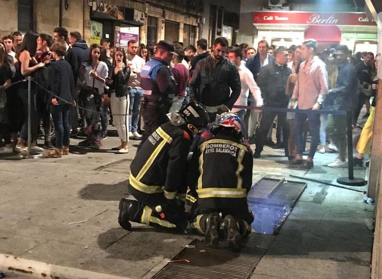 Incendio en una rejilla de la calle Correhuela a la puerta de una discoteca