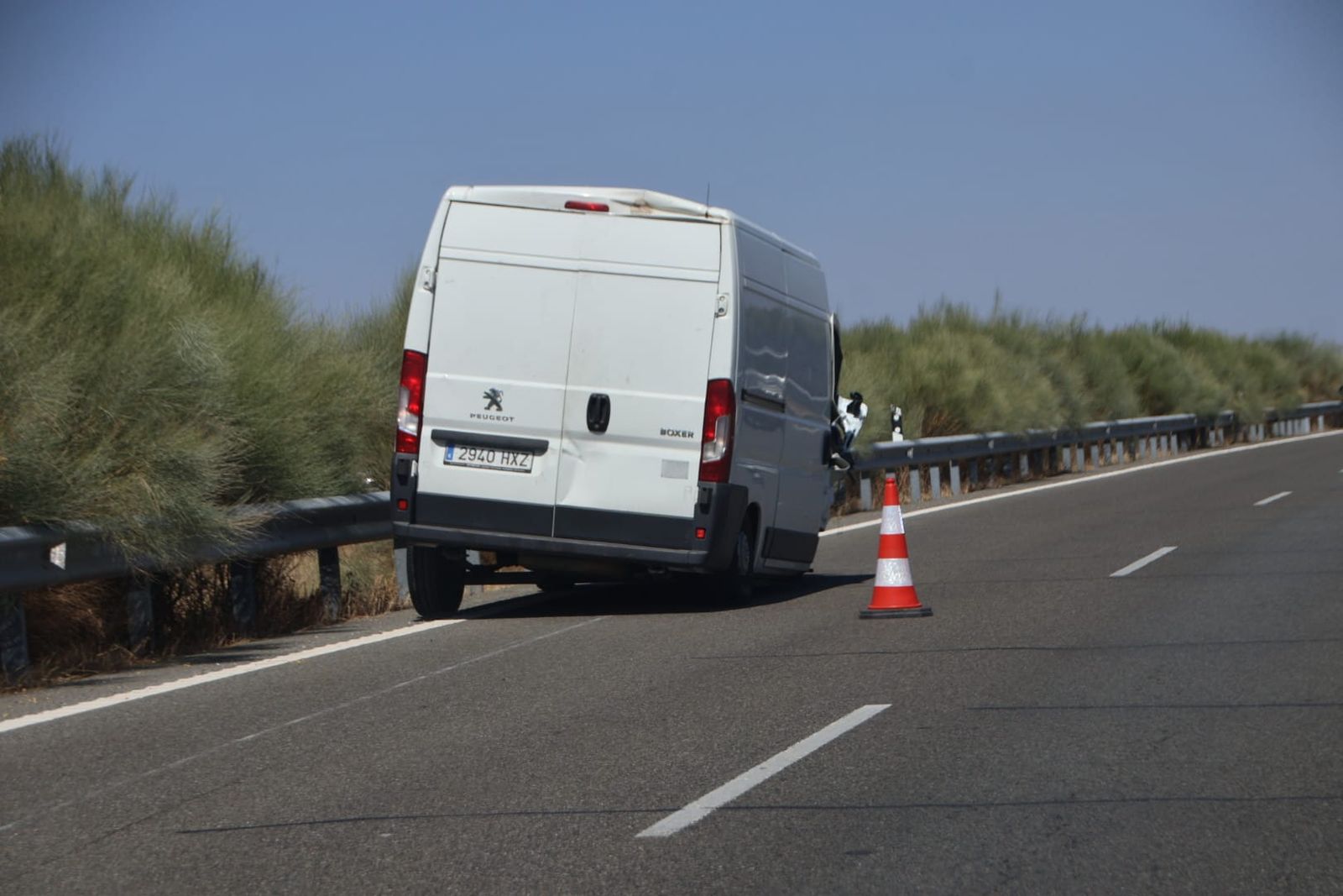 Un herido en un accidente entre dos furgonetas en la autovía A-66, en Villares de la Reina