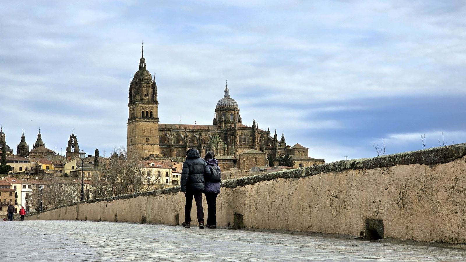 Gente paseando por El Puente Romano