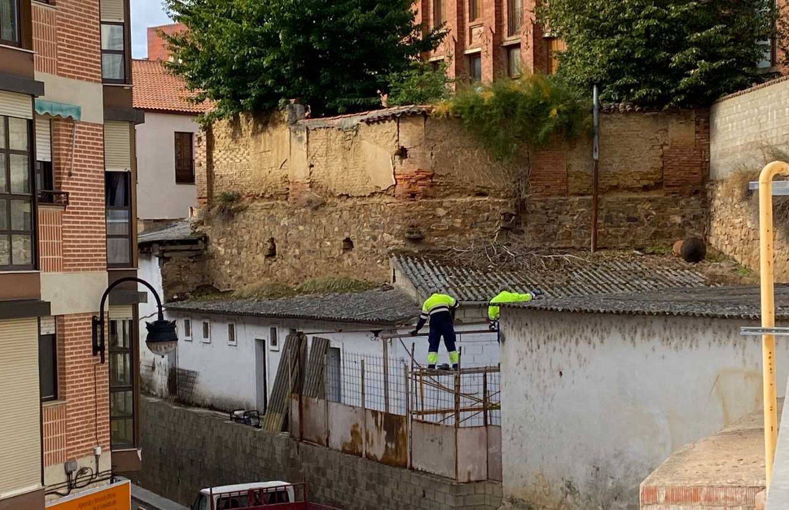 Trabajadores retirando amianto