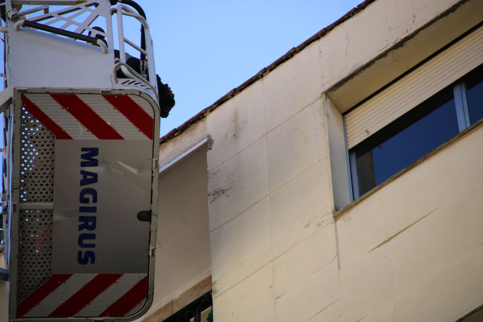 bomberos-comprueban-la-fachada-de-un-edificio-en-alvaro-gil-3