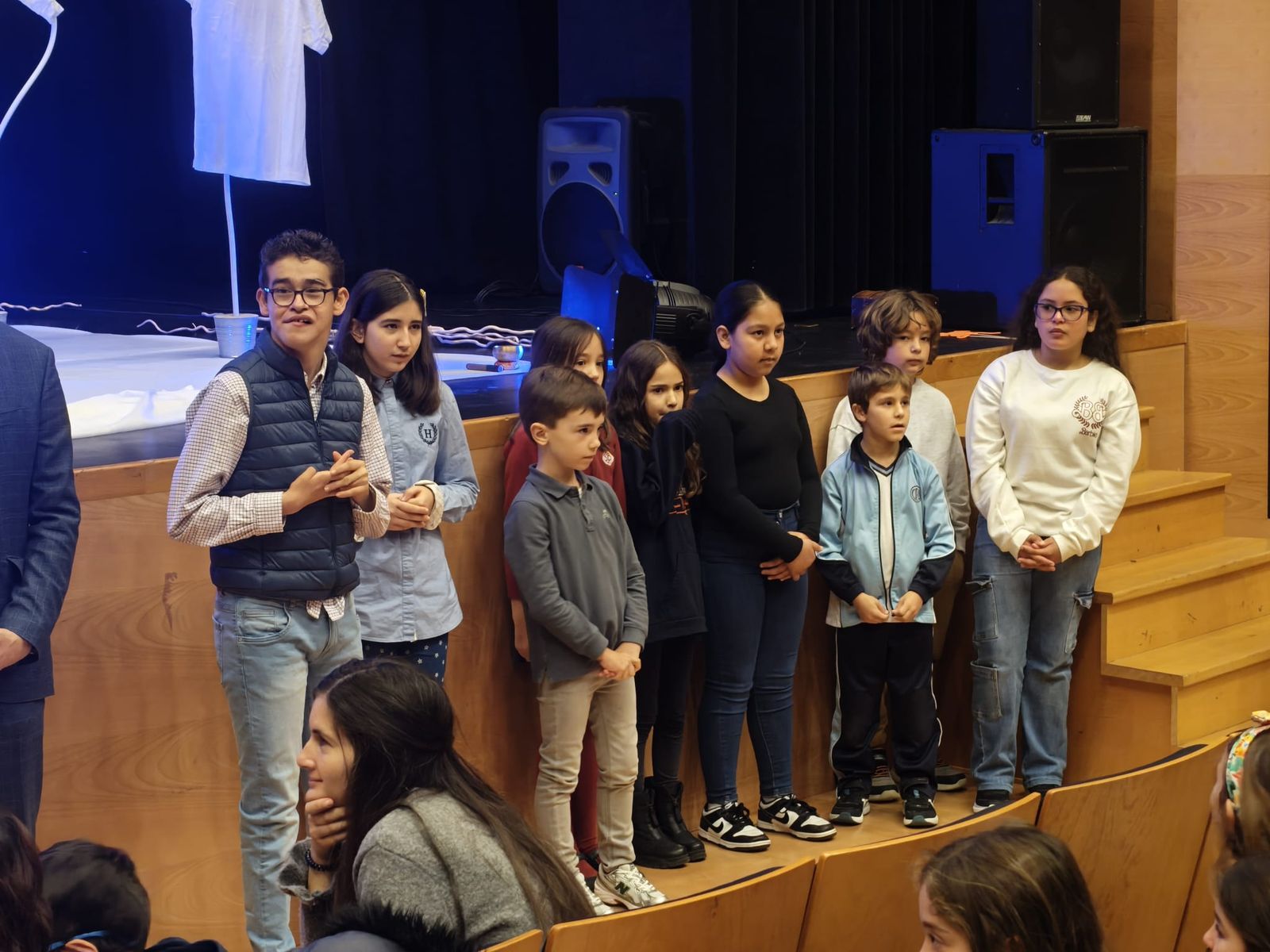 Los niños del concurso de dibujo de reciben sus diplomas premiados de las manos del alcalde por el Día Internacional de los Derechos de la Infancia