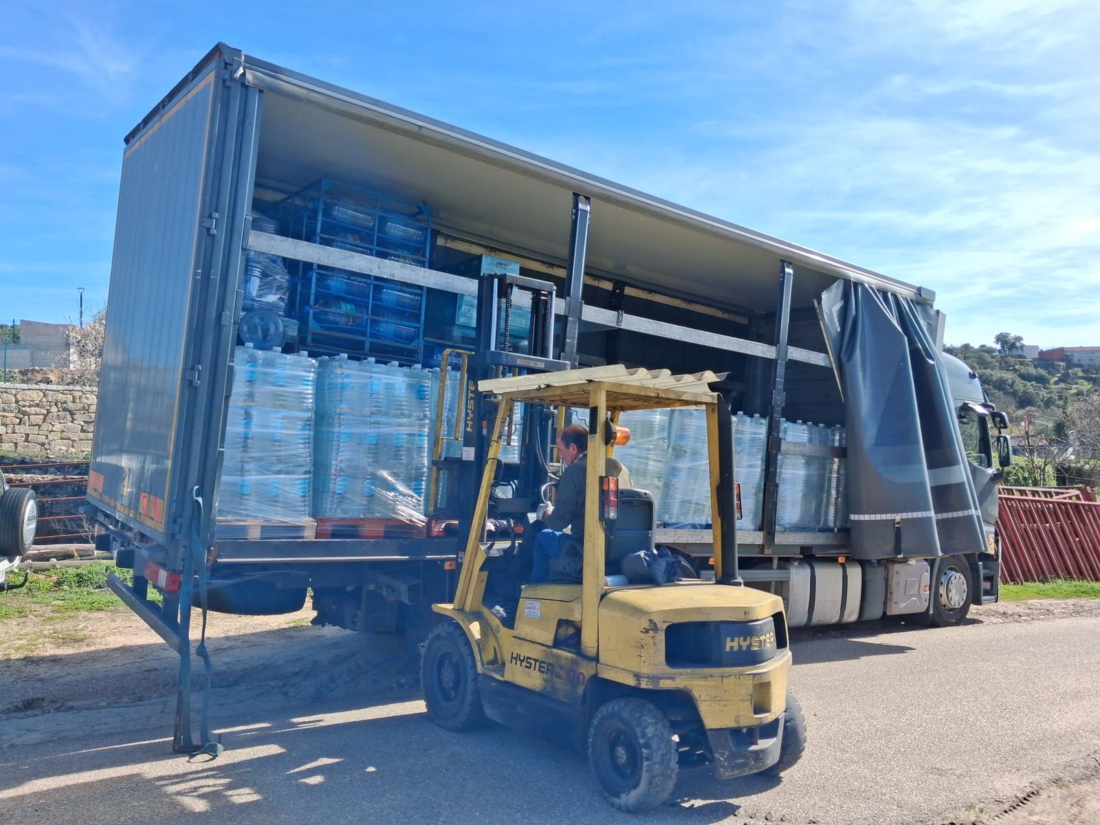 Camión en Fermoselle con agua embotellada