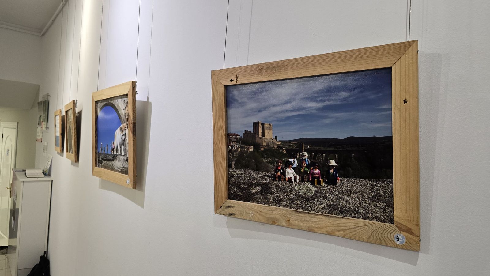 El concejal de Juventud, Pedro Martínez, presenta la exposición ‘Otras Miradas – Exposición de Fotografía con Playmobil’