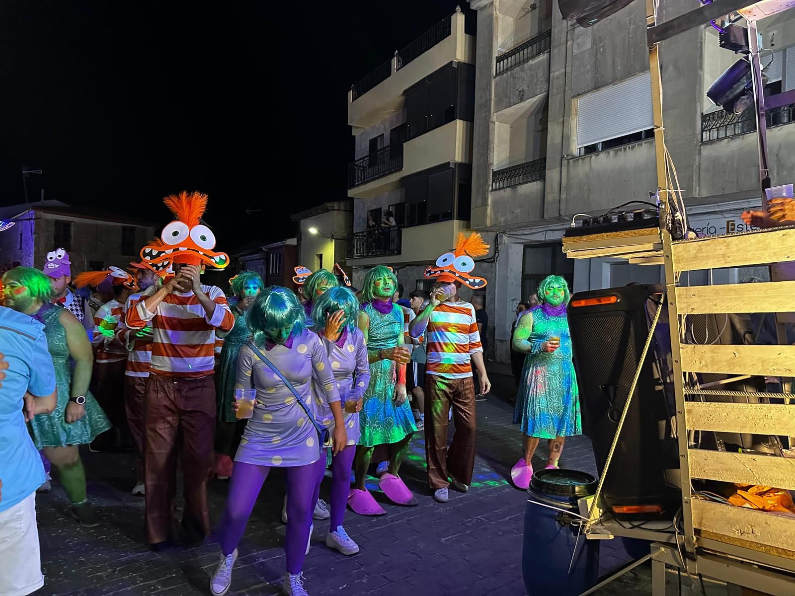 El desfile de carrozas de Aldeadávila vuelve a llenar de luz y color las calles en sus fiestas