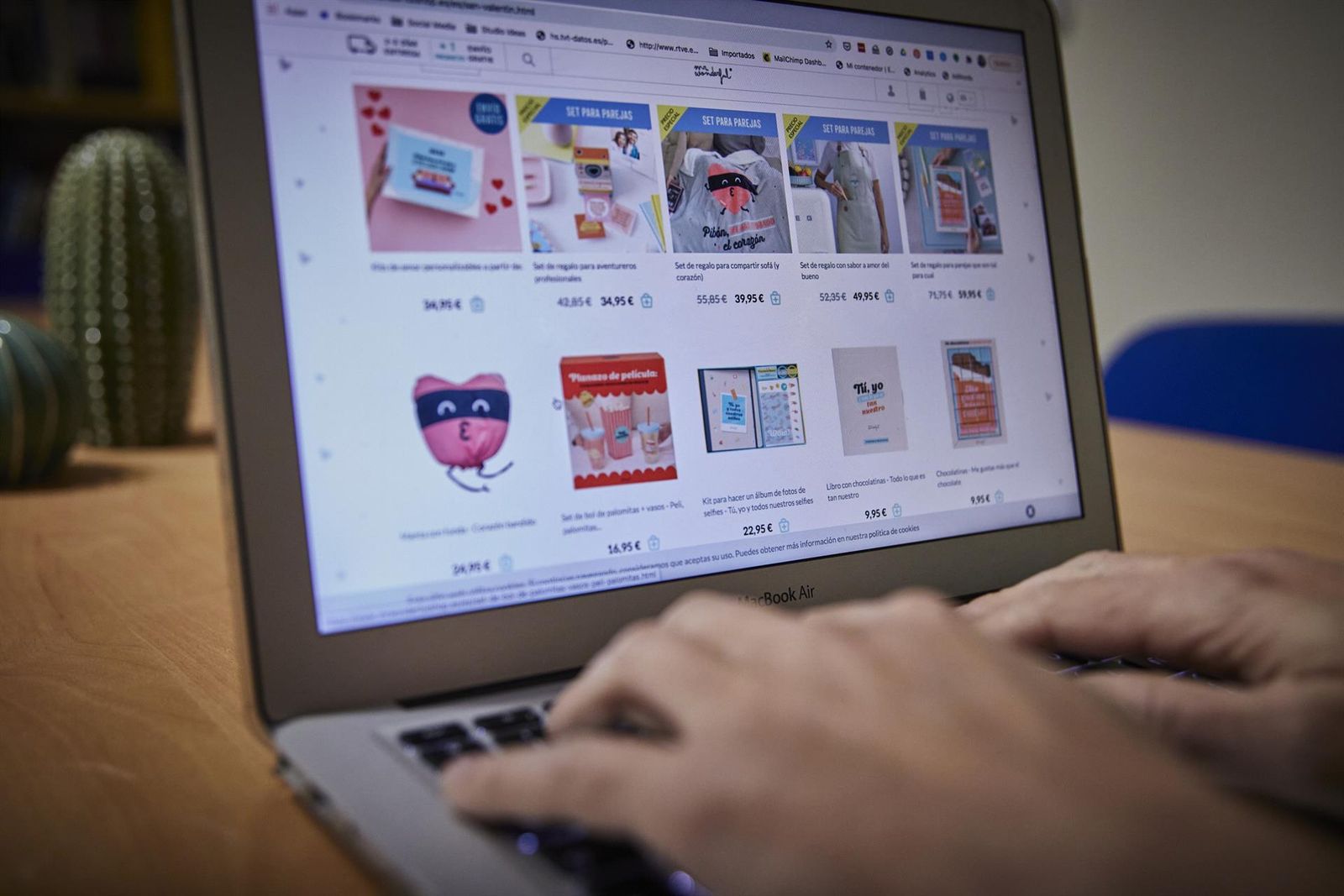 Un internauta compra por regalos por Internet Jesús Hellín Europa Press Archivo Un internauta compra por regalos por Internet Jesús Hellín Europa Press Archivo