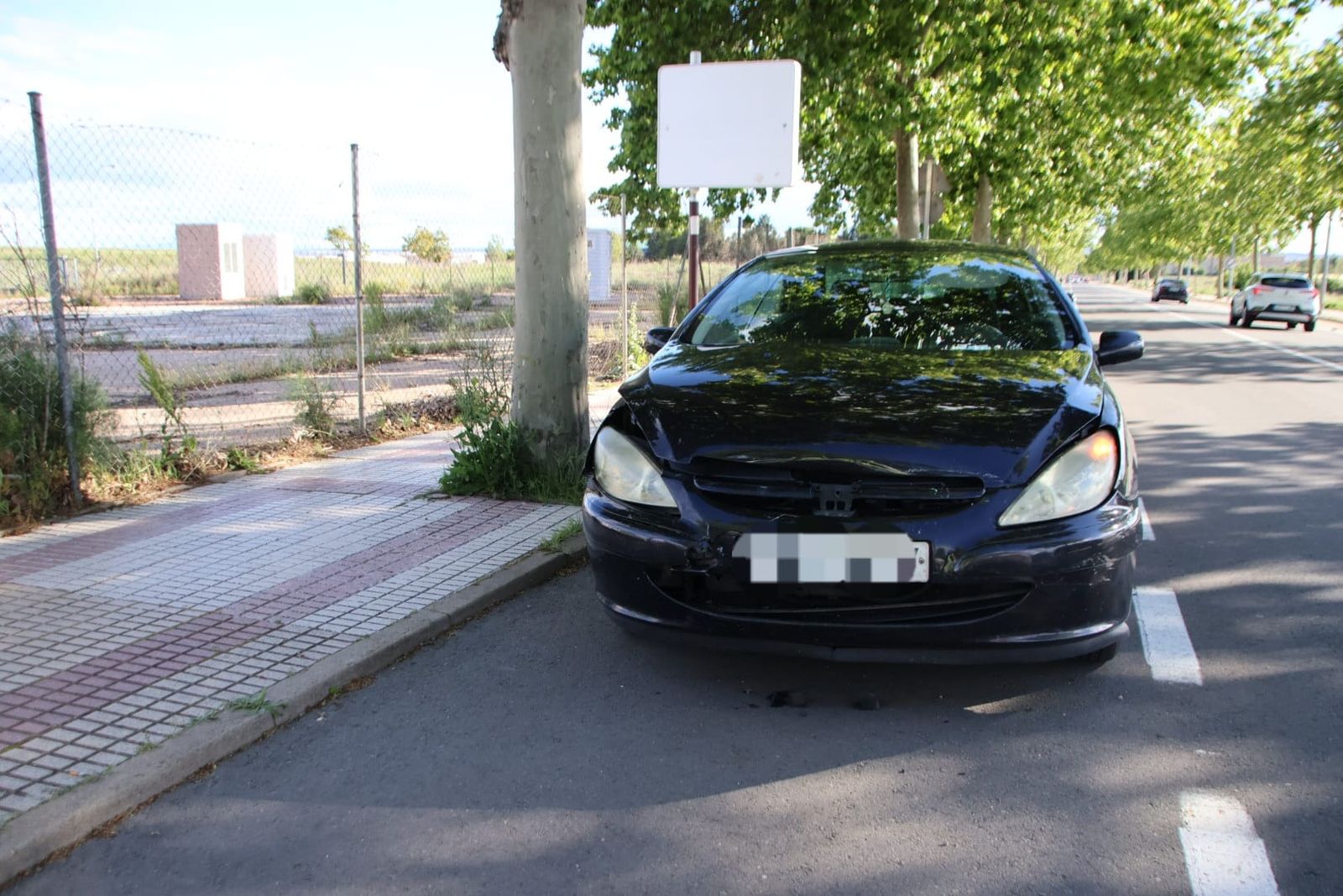 Accidente entre tres turismos en la avenida de San Agustín con tres personas heridas