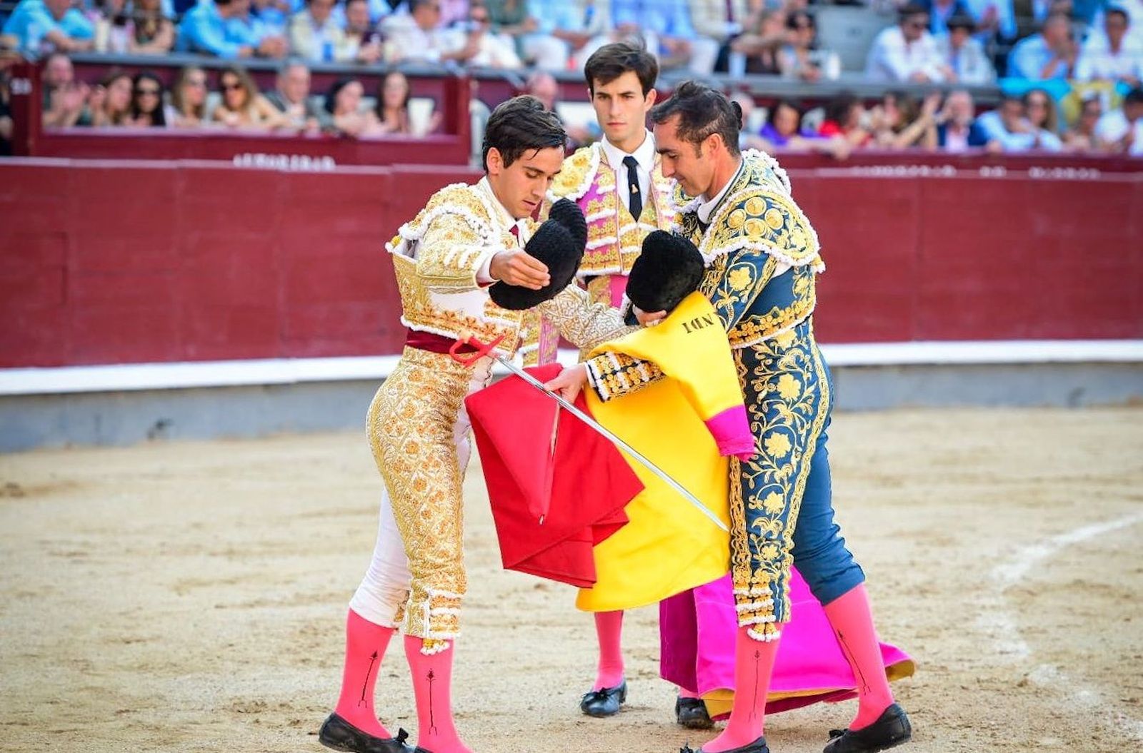 Confirmación de alternativa en Madrid de Ismael Martín junto El Fandi y Samuel Navalón. Foto Plaza 1 | @LasVentas Confirmación de alternativa en Madrid de Ismael Martín junto El Fandi y Samuel Navalón. Foto Plaza 1 | @LasVentas
