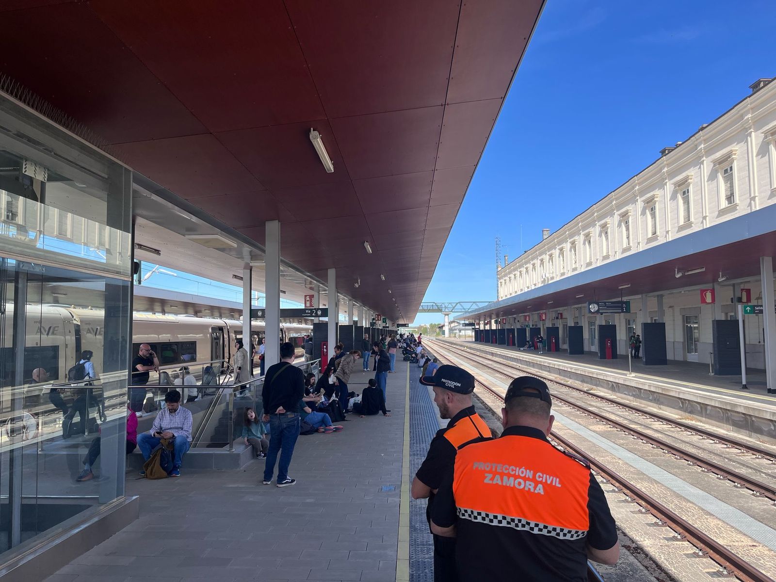 Así se vivió el apagón de luz en la estación de tren de Zamora