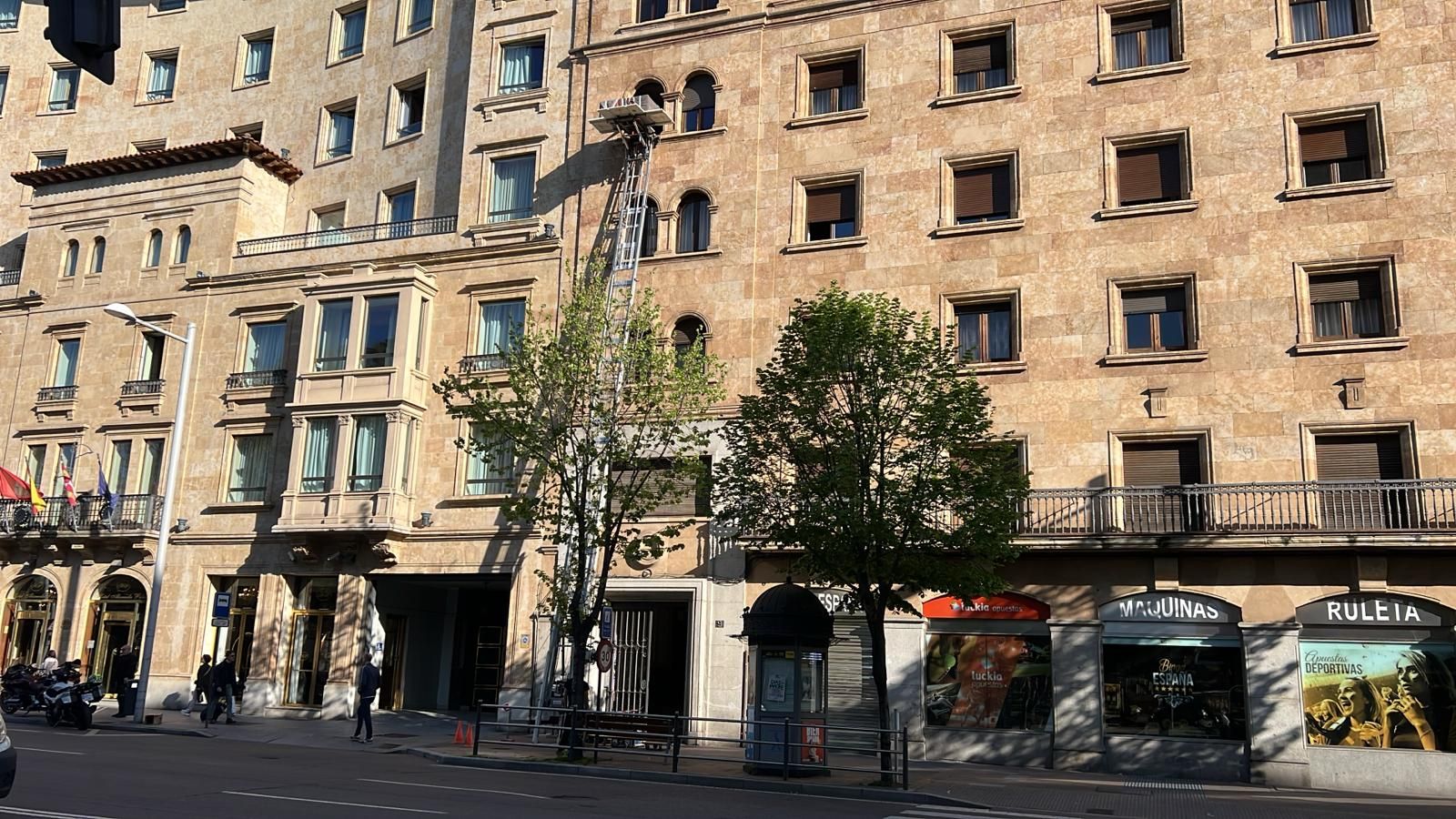 Un mueble de grandes dimensiones se suelta de una grúa en el paseo de la Estación