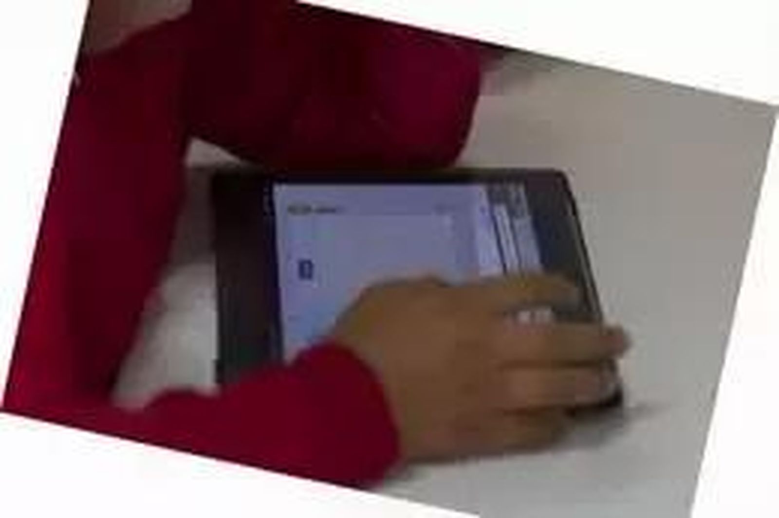 Archivo - un estudiante usando una tablet - EUROPA PRESS - Archivo