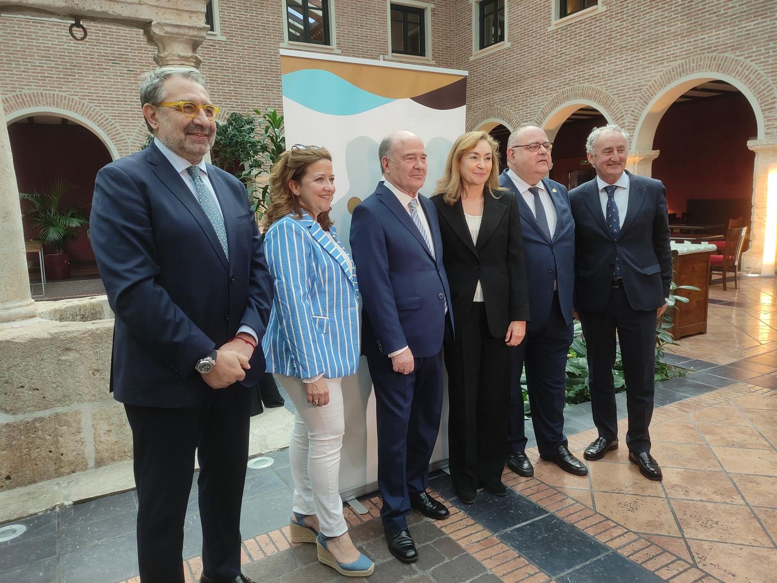 Los consejeros de Sanidad de Castilla La Mancha, Madrid, Castilla y León y La Rioja junto al presidente del Consejo de Colegios de Médicos de Castilla y León, José Luis Díaz Villarig, en una jornada en Valladolid.   EUROPA PRESS