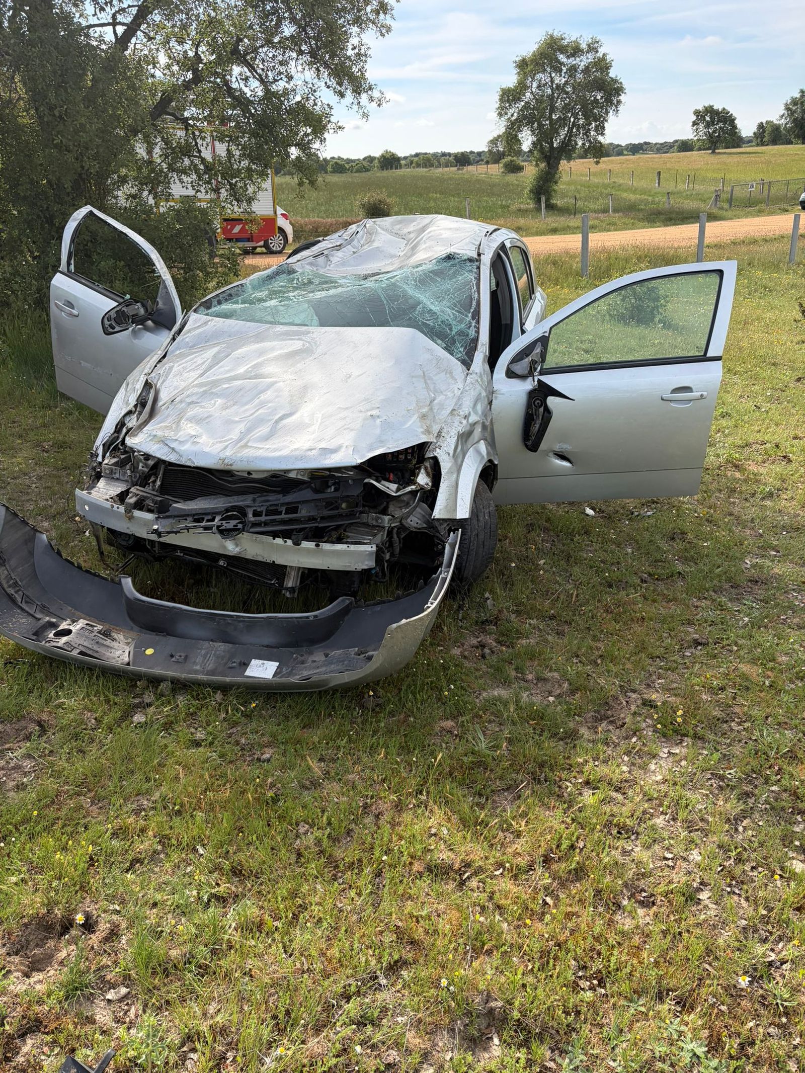Rescatan a una joven atrapada en su coche en un camino forestal de Zamayón