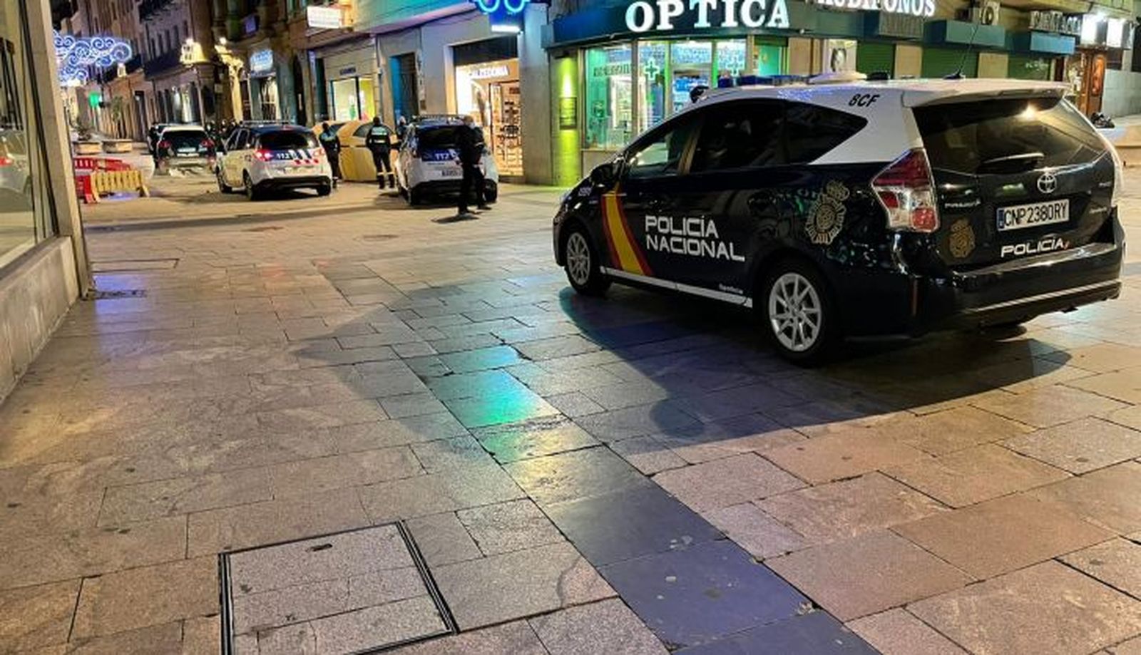 Policía Nacional y Policía Local en la plaza del Liceo 2