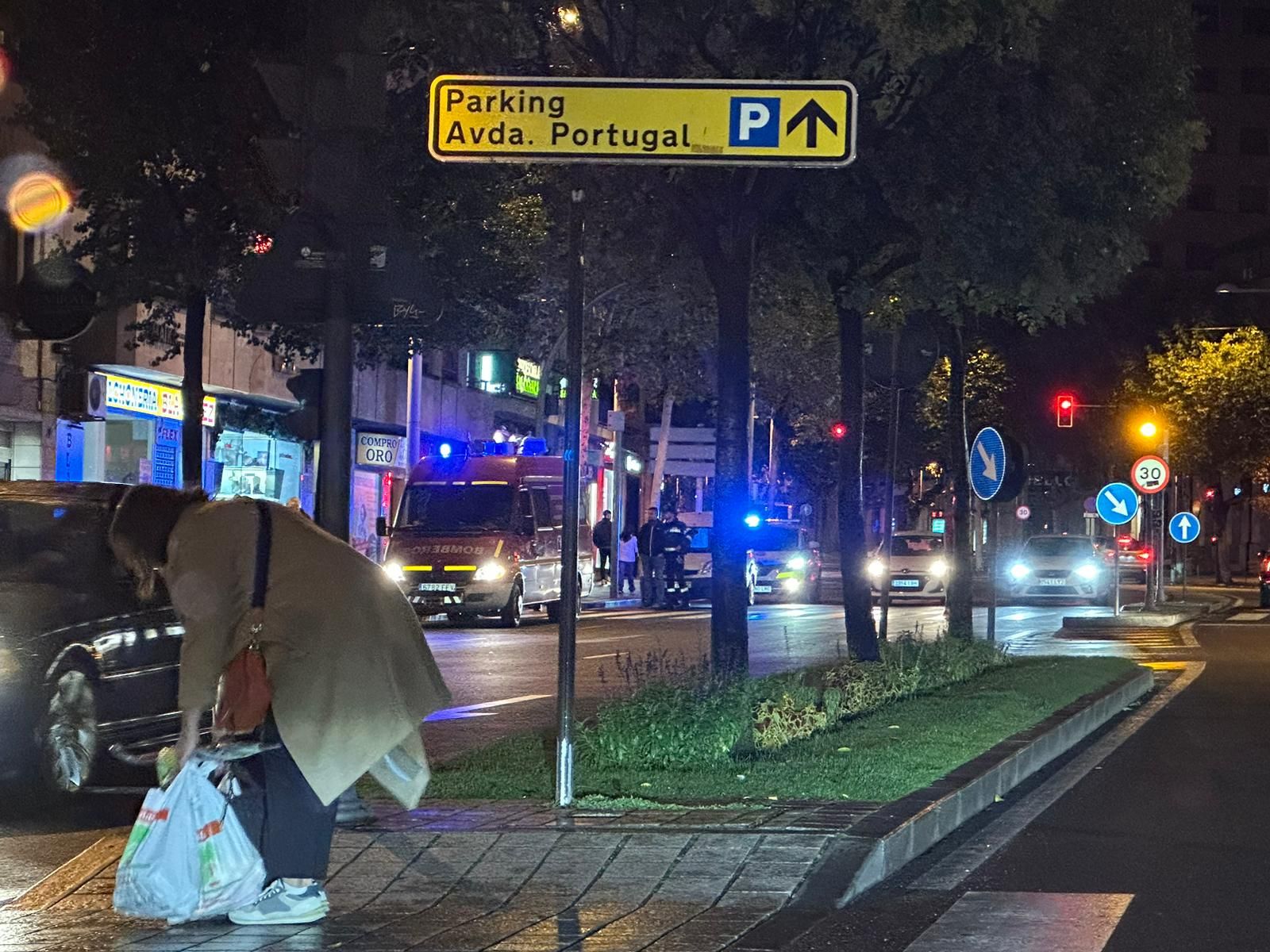 Servicio de Salvamento de los Bomberos del Ayuntamiento de Salamanca y agentes de la Policía Local en la avenida de Mirat