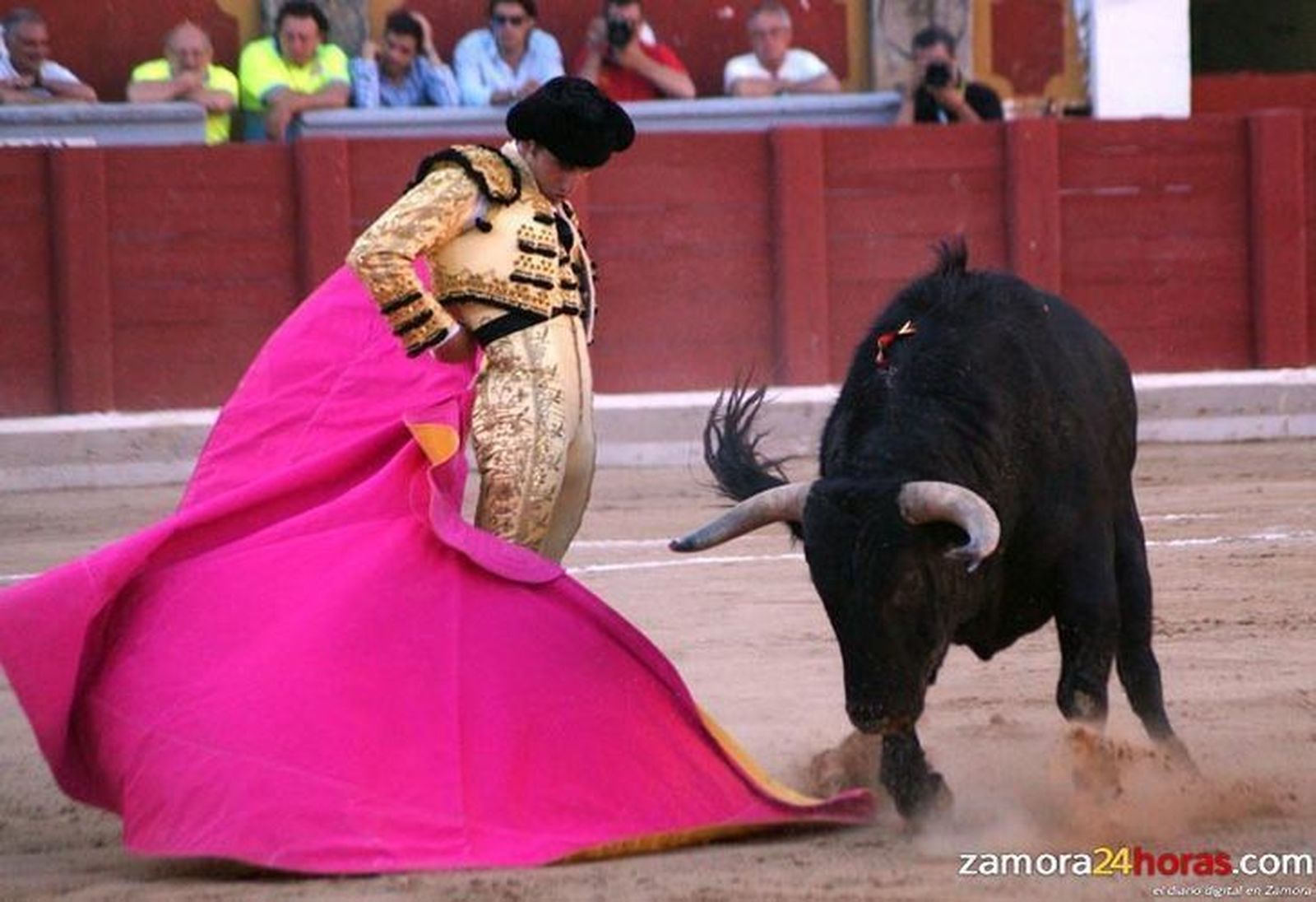 Leandro cuaja la mejor faena de una corrida con tres toros muy deslucidos y tres que se dejaron Leandro cuaja la mejor faena de una corrida con tres toros muy deslucidos y tres que se dejaron
