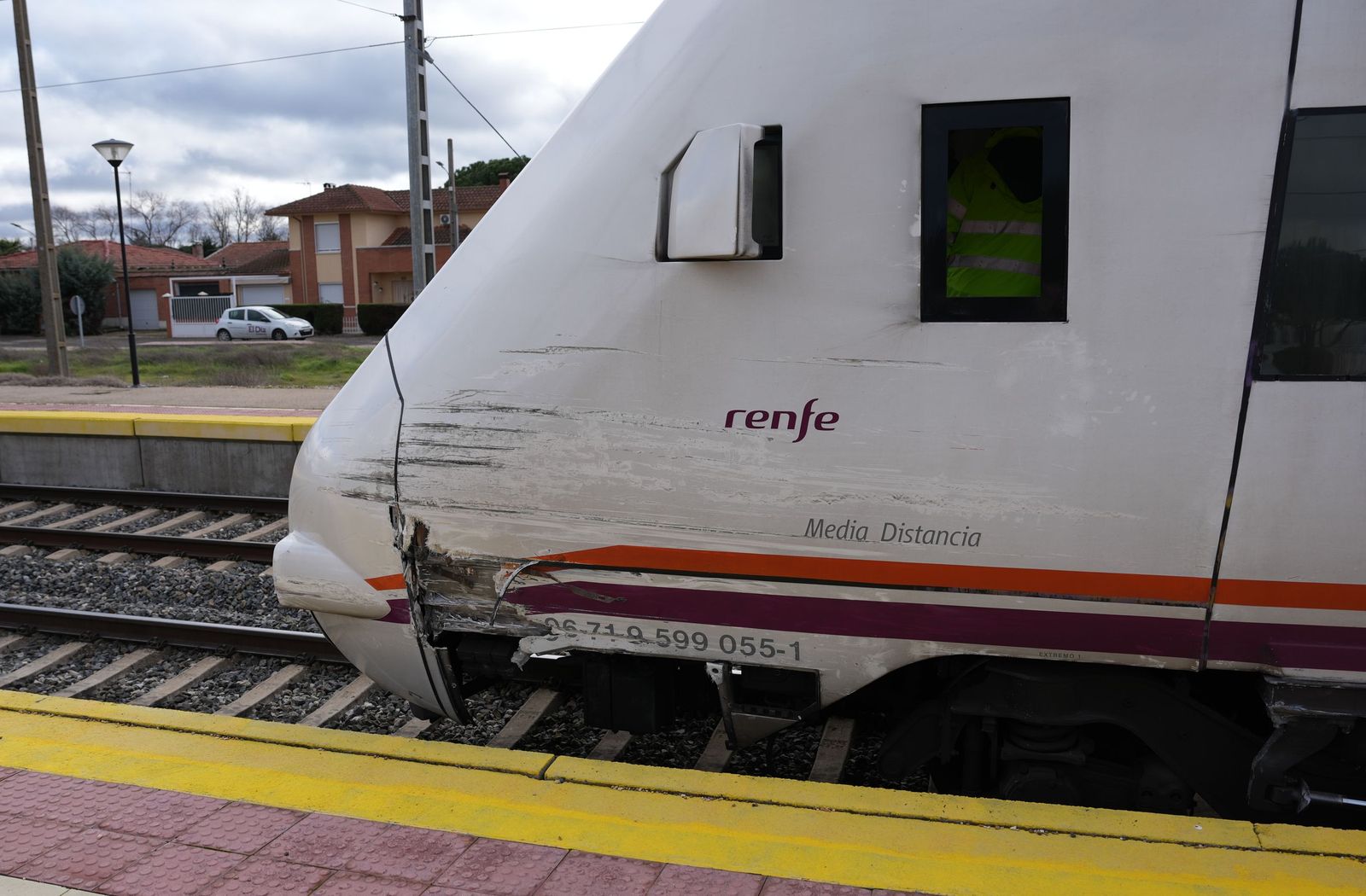 Un tren de media distancia entre Puebla y Valladolid arrolla "levemente" a un camión que hacia trabajos en un paso a nivel entre Pozaldez y Valdestillas