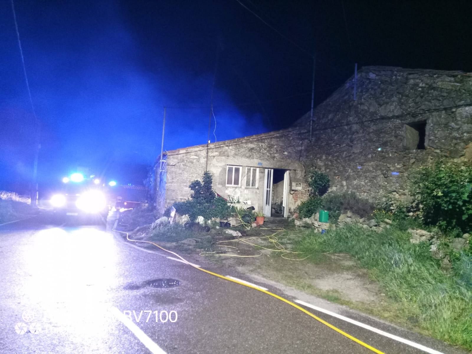 Bomberos actúan en la extinción del fuego en una vivienda en Sogo.
