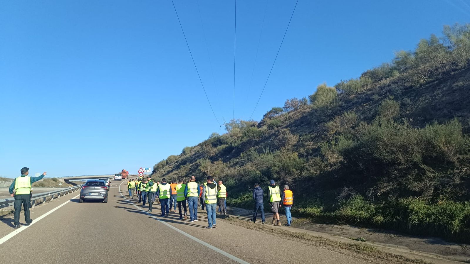 Agricultores en la N 122 el martes. Archivo