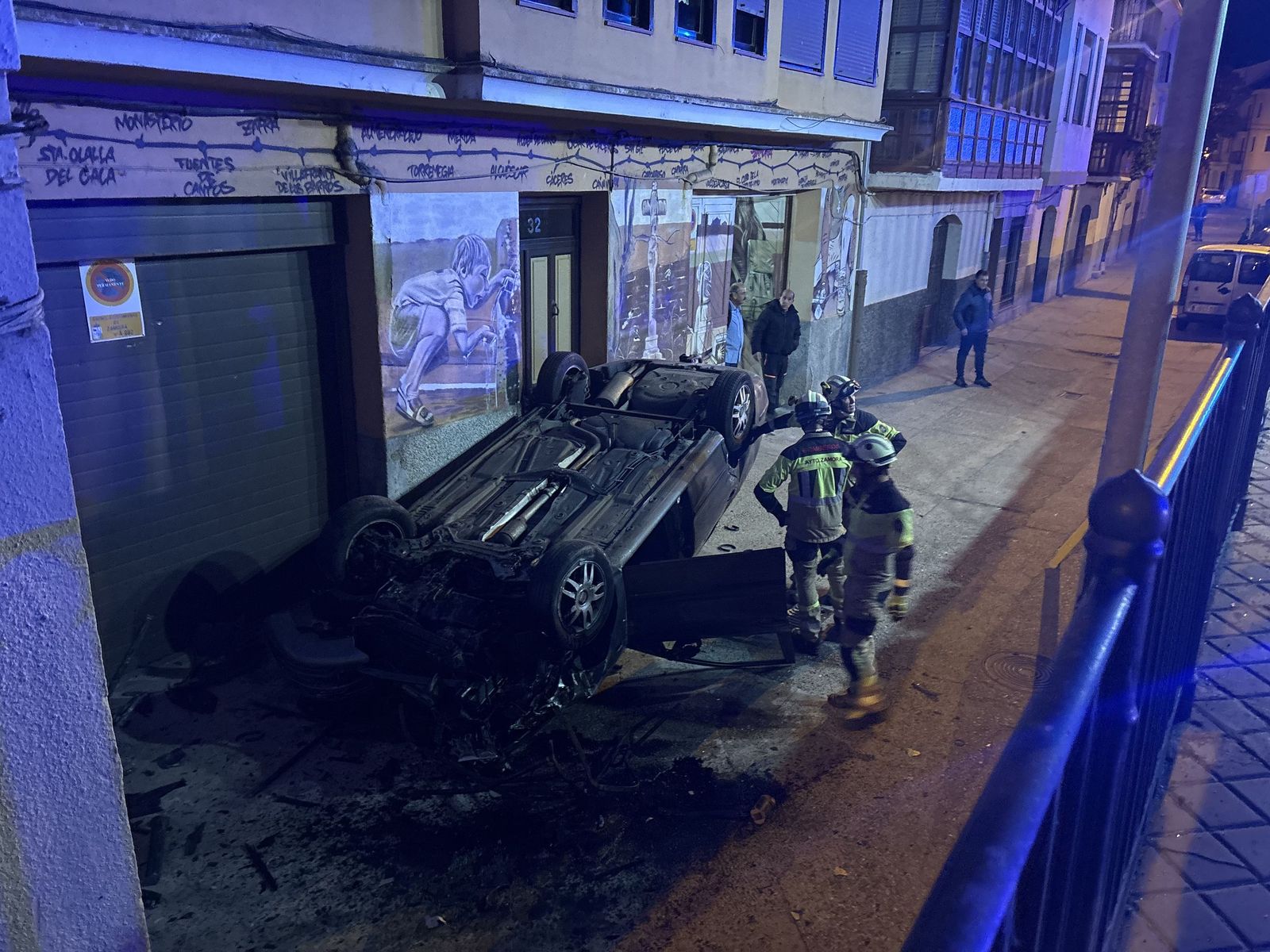 GALERÍA | Espectacular vuelco de un vehículo junto al Puente de Piedra