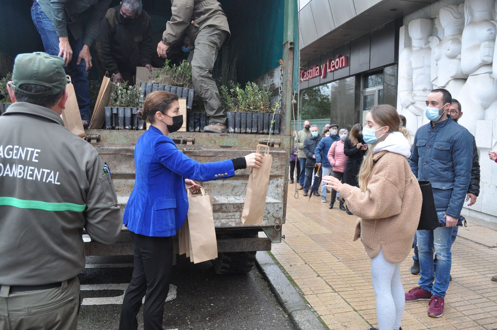 Entrega de árboles en la Junta 5