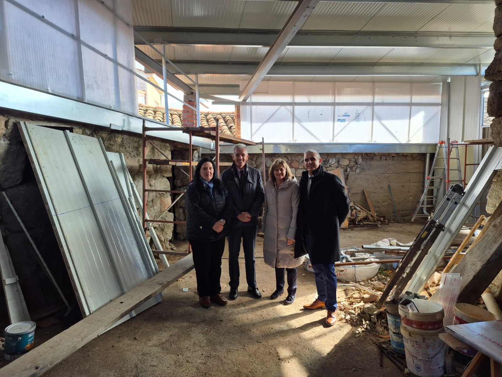 José Manuel Barrios ha visitado una empresa en la que se ha retirado amianto de sus cubiertas