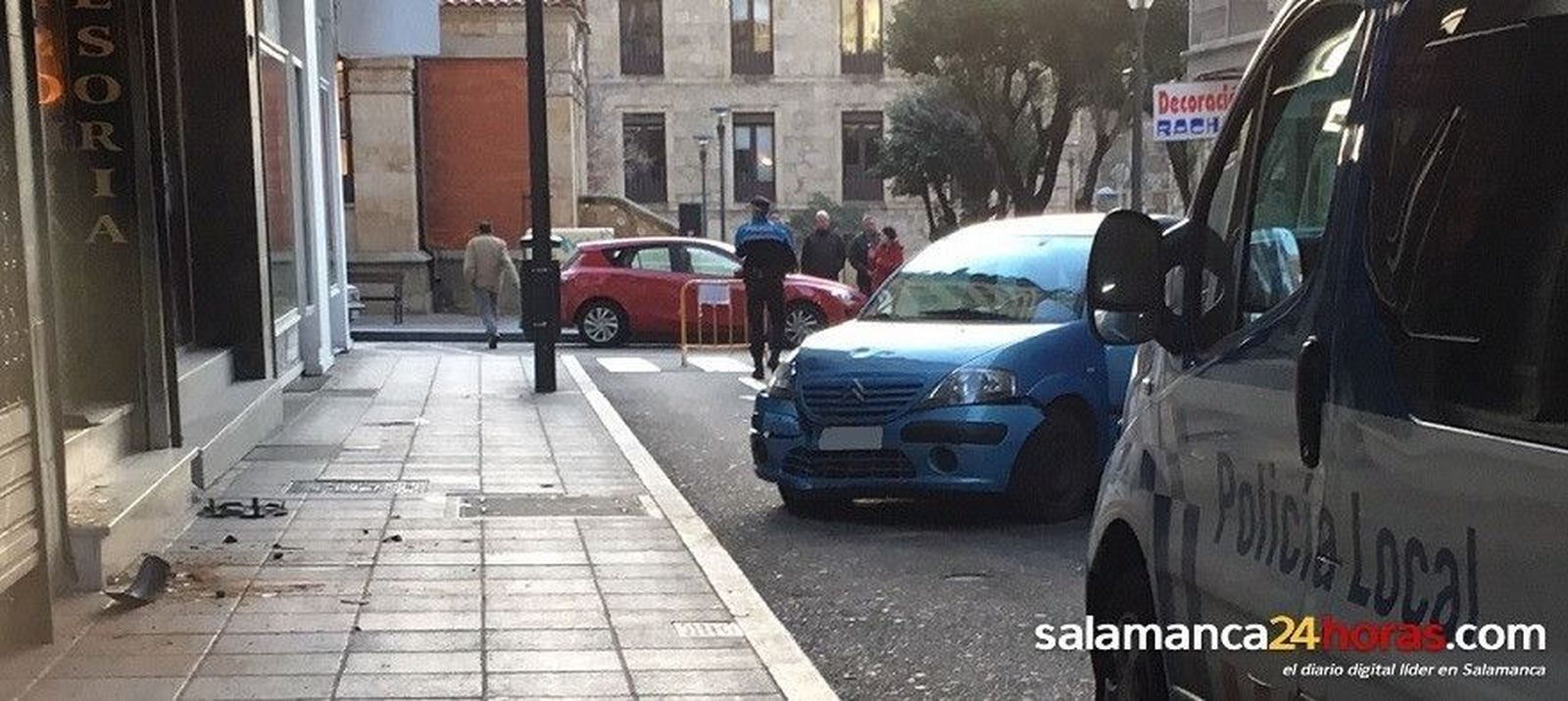 Una conductora se empotra contra una oficina en la calle Bernardo Martín Pérez Una conductora se empotra contra una oficina en la calle Bernardo Martín Pérez