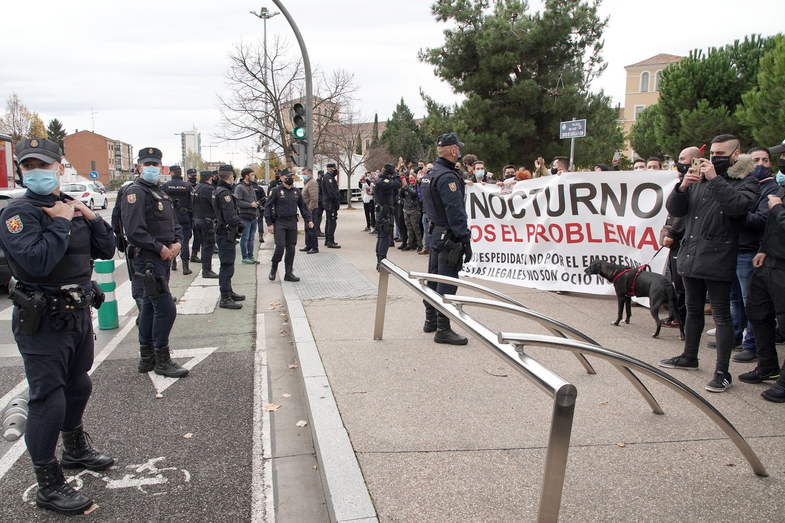 Protesta hosteleros en Valladolid 08MAX202011494913