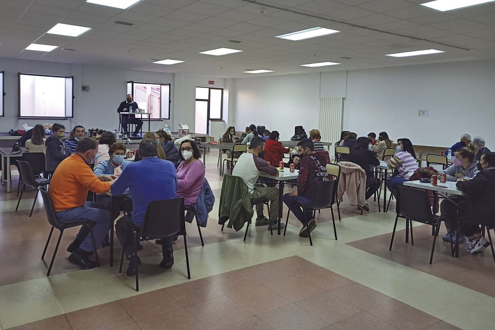 Varias decenas de vecinos de El Campo participaron el viernes en el bingo solidario