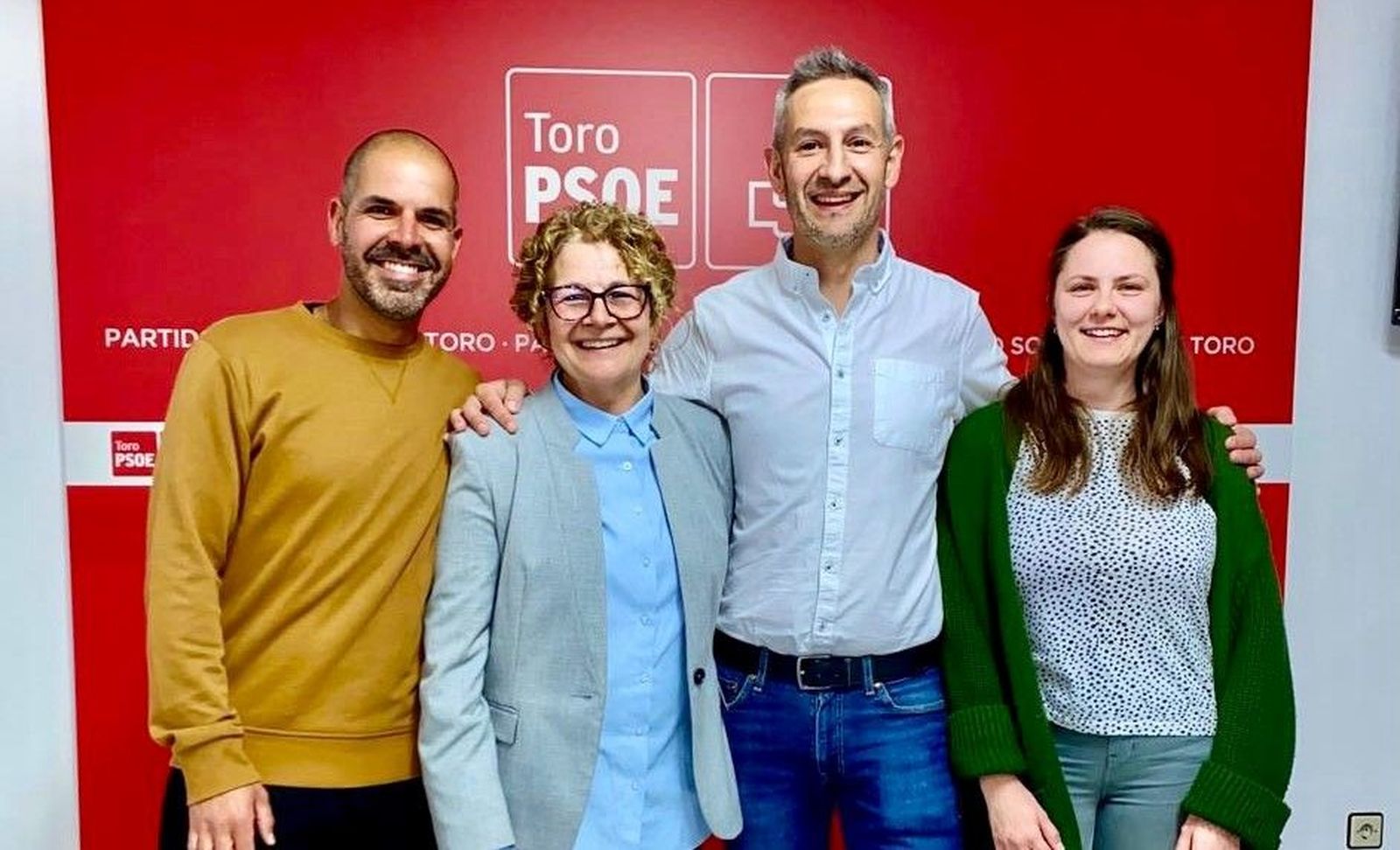 Gil-Negrete a la izquierda de Carlos Rodríguez Casares. PSOE Toro