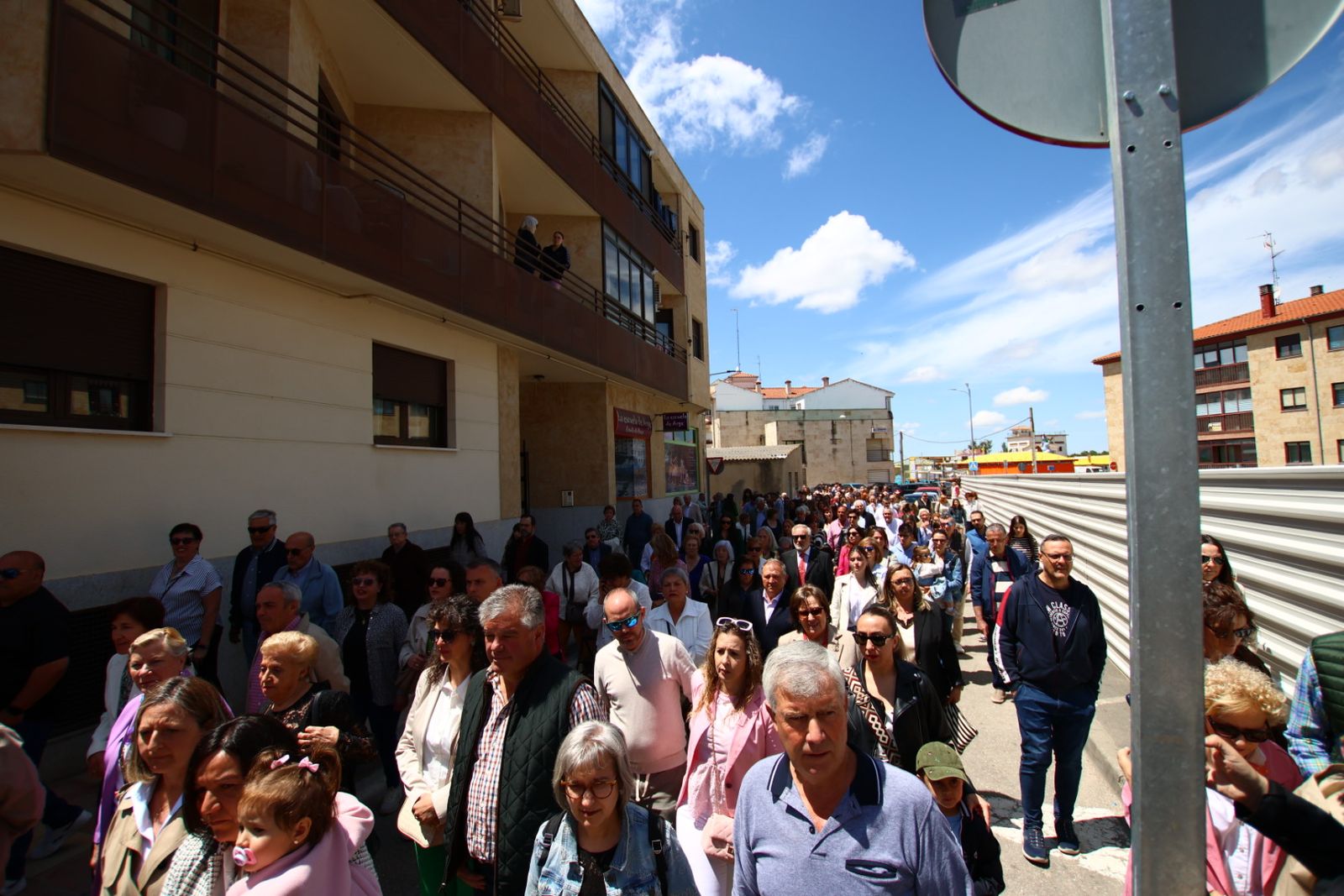 La devoción llena Villamayor en la salida procesional de Nuestra Señora de los Remedios