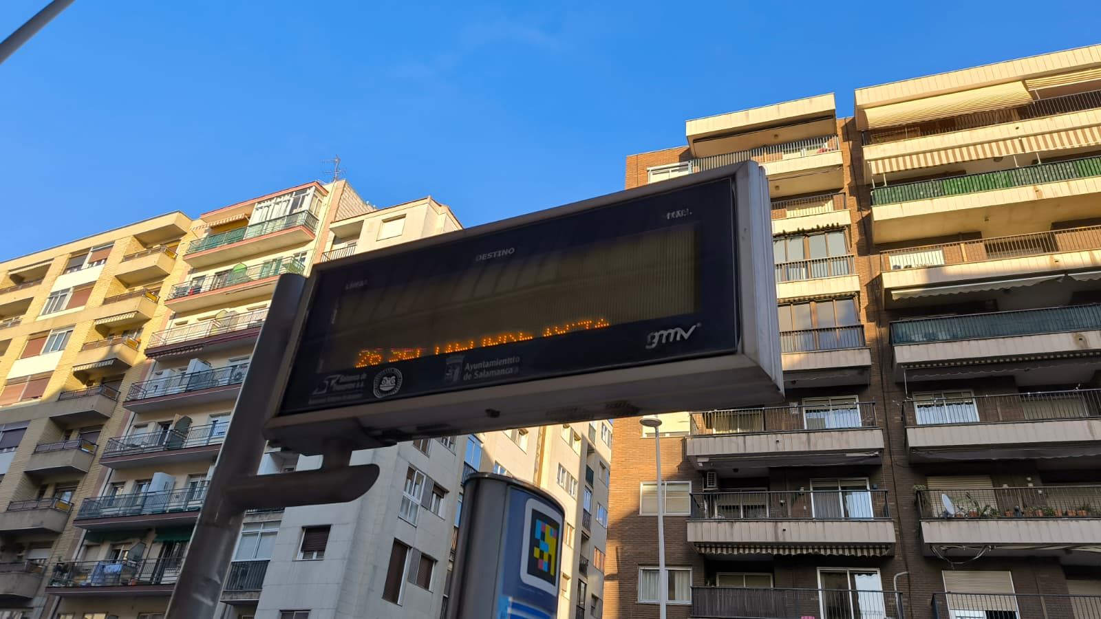 Un fallo en el sistema informático deja en blanco las pantallas informativas de los autobuses urbanos