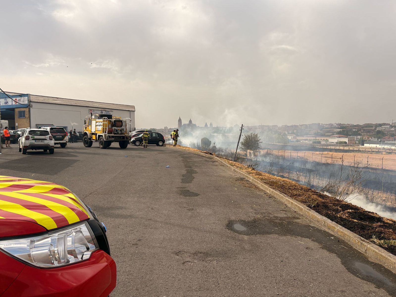 Los bomberos sofocan un gran incendio en el Polígono Industrial de Los Montalvos