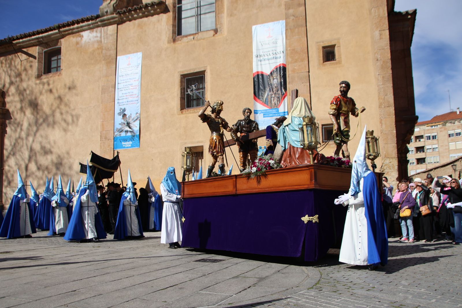 La devoción por el Santo Entierro llena de fe y pasión las calles de Salamanca